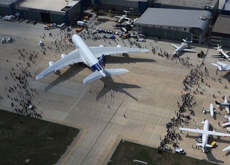 Nejvtí dopravní letoun svta Airbus A 380 pojme a 180 pasaér.