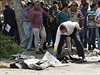 Vyetovatelé prohledávají trosky po explozi v Káhie.