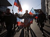 Sympatizanti Novoruska s vlajkami na pochodu v Moskv.