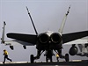 Amerití vojáci pipravují letouny k bombardování pozic Islámského státu v...