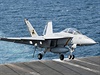 F/A-18F Super Hornet pistává na letadlové lodi USS George H.W. Bush poté, co...