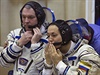 Kosmonautka Jelena Serovová a její kolega Alexander Samokuajev na kosmodromu...