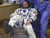 Kosmonaut Alexander Samokuajev na kosmodromu Bajkonur pi kontrole skafandru.