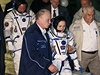 Kosmonautka Jelena Serovová a její kolegové picházejí k Sojuzu TMA-14M na...