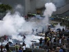 Policie v Hongkongu rozhání demonstranty ped sídlem vlády slzným plynem.