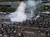 Slzný plyn dopadá na demonstranty ped sídlem vlády v Hongkongu.