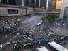 Kordon policist rozhání davy demonstrant ped sídlem vlády v Hongkongu.