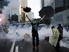 Protestující v Hongkongu s detníkem. Kolem zuí bitva mezi policií a...