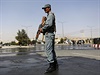 Afghánský policista hlídá místo atentátu v Kábulu.