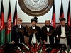 Afghánský prezident Araf Ghaní se dvma zástupci a výkonným premiérem...