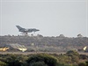 Britská stíhaka Tornado pistává na základn na kyperském Akrotiri.