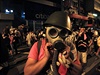 Protestujc v hongkongsk obchodn tvrti Mongkok si nasazuje plynovou masku.