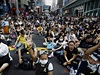 Autobusy nemohou projet, demonstranti zabrali ulice Hongkongu.