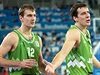 Basketbalisté Slovinska. Brati Zoran a Goran Dragi.