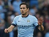 Záloník Manchesteru City Frank Lampard se omlouvá za gól do sít Chelsea.