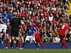 Kapitán Liverpoolu Steven Gerrard stílí z pímého kopu gól do sít Evertonu.
