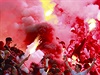 Bengálské ohně v kotli fanoušků Slavie během derby se Spartou.