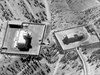 Ped a po leteckých úderech: satelitní snímky budovy, v ní sídlí instituce...