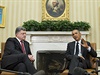 Petro Poroenko (vlevo) a Barack Obama se seli ve Washingtonu.