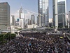 Protestující v Hongkongu zablokovali hlavní cestu v centru msta.