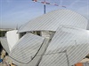 Architekt Tan�ícího domu v Praze Frank Gehry navrhl budovu Louis Vuitton...