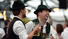 Návštěvníci si užívají piva během zahajovacího dne 181. Oktoberfestu v Mnichově. | na serveru Lidovky.cz | aktuální zprávy
