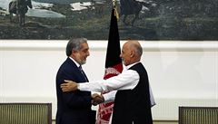 Abdullah Abdullah a Ashraf Ghani se objímají po dohodě o nové podobě afghánské... | na serveru Lidovky.cz | aktuální zprávy