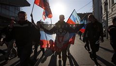 Sympatizanti Novoruska s vlajkami na pochodu v Moskvě. | na serveru Lidovky.cz | aktuální zprávy