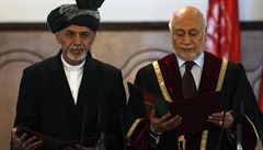 Nový afghánský prezident Araf Ghaní stojí vedle afghánského pedsedy...