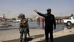 Afghánská policie po píjezdu na místo sebevraedného atentátu v Kábulu.
