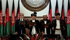 Afghánský prezident Araf Ghaní se dvma zástupci a výkonným premiérem...