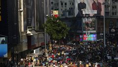 Protestující s de�tníky v�ech barev v ulicích Hongkongu.