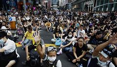 Vdce Hongkongu dostal od demonstrant ultimtum. Zashneme, varuje na