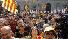 Píznivci nezávislosti ped prezidentským palácem, kde prezident Katalánska...