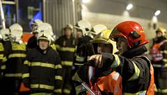 P�i simulované nehod� dvou osobních aut za�alo v tunelu ho�et a u ho�ících aut...