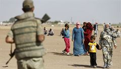 Bez domova. Turecký voják pozoruje kurdské uprchlíky ze Sýrie na...
