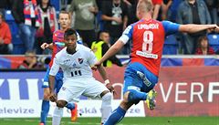 David Limberský z Plzn� se nap�ahuje ke st�ele.