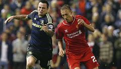 B�ecký souboj. Lee Tomlin (vlevo) vs. Lucas Leiva.