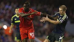 Mario Balotelli (vlevo) si rukou d�lá prostor pro únik.