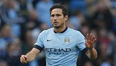 Zálo�ník Manchesteru City Frank Lampard se omlouvá za gól do sít� Chelsea.