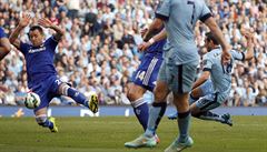 Frank Lampard v dresu Manchesteru City skóruje do sít� Chelsea, �emu�...