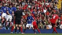 Kapitán Liverpoolu Steven Gerrard st�ílí z p�ímého kopu gól do sít� Evertonu.