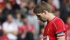 Smutný hrdina. Kapitán Liverpoolu Steven Gerrard nejdíve poslal svj tým do...