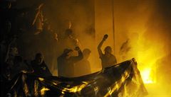 Pyrotechnické efekty fanou�k� Komety Brno.