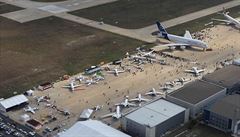 Airshow v Istanbulu. Vpravo naho�e nejv�t�í dopravní letoun sv�ta Airbus A380.