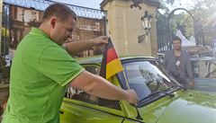 Staré trabanty, wartburgy a �igulíky dnes znovu burácely pra�skou Malou Stranou