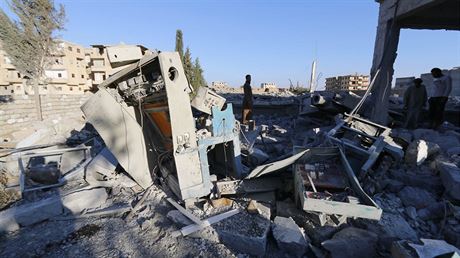 USA a spojenci bombarduj pozice Islmskho sttu v syrskm mst Rakka...