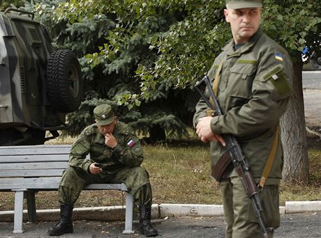 Ruský vojenský pozorovatel na ukrajinské vojenské základn v Soledaru (Doncká...