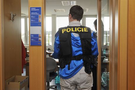 Snímek zachycuje policisty na odboru informatiky olomouckého magistrátu