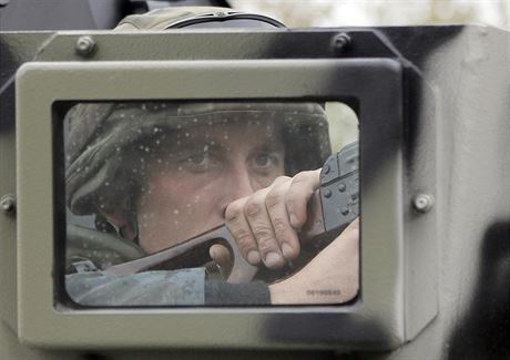 Ukrajinsk vojk v obrnnm vozidle (ilustran snmek).